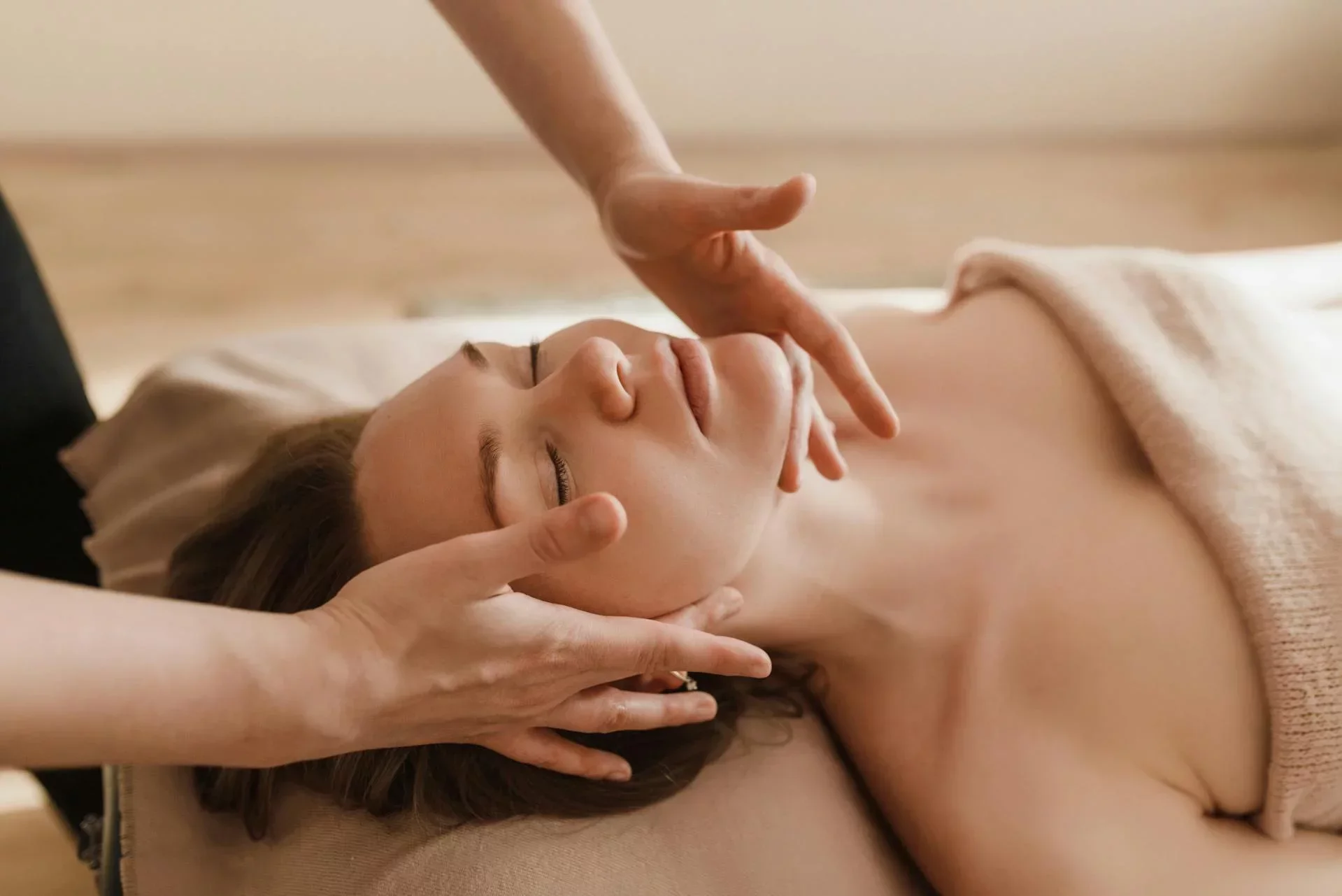 Massage scheduling software dashboard on laptop and phone – Time2book interface for therapists and wellness studios